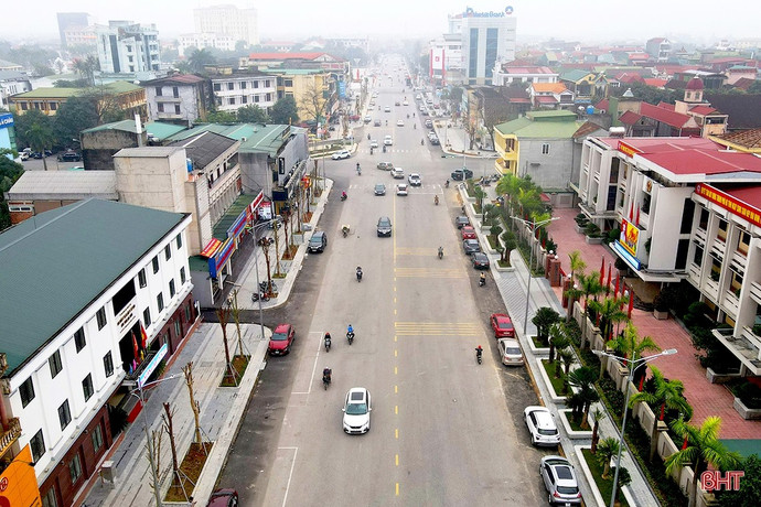 Dự án nâng cấp, chỉnh trang hạ tầng đường Phan Đình Phùng đã cơ bản hoàn thiện, tạo điều kiện cho nhân dân đón tết Nguyên đán năm 2024. (Ảnh: Văn Đức/Báo Hà Tĩnh)