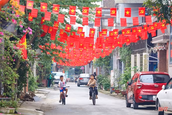 Tuyến phố ở TP Hà Tĩnh rợp cờ, hoa trong ngày kỷ niệm 94 năm ngày thành lập Đảng Cộng sản Việt Nam. (Ảnh: Báo Hà Tĩnh)