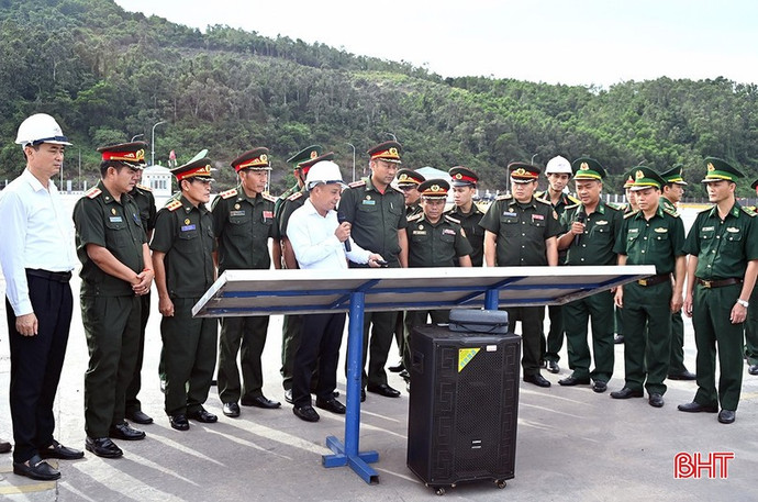 Trao đổi kinh nghiệm về công tác dân vận tại Ban Chỉ huy Biên phòng Cảng Vũng Áng-Sơn Dương. (Ảnh: Báo Hà Tĩnh)