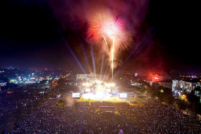 Countdown chào năm mới tổ chức tại Quảng trường Thành Sen (Hà Tĩnh) năm 2024 thu hút hàng chục nghìn người dân, du khách tham gia. (Ảnh: Báo Hà Tĩnh)