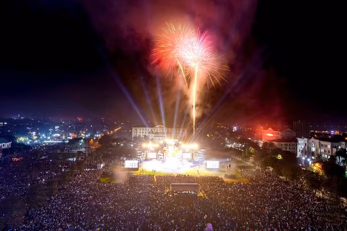 Countdown chào năm mới tổ chức tại Quảng trường Thành Sen (Hà Tĩnh) năm 2024 thu hút hàng chục nghìn người dân, du khách tham gia. (Ảnh: Báo Hà Tĩnh)