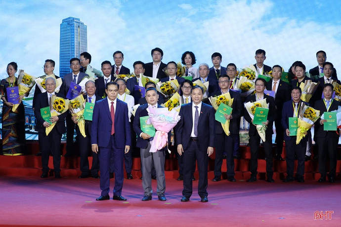 Lãnh đạo tỉnh Hà Tĩnh trao biên bản ghi nhớ hợp tác với các nhà đầu tư tại hội nghị công bố Quy hoạch tỉnh thời kỳ 2021-2030, tầm nhìn đến năm 2050 và xúc tiến đầu tư vào Hà Tĩnh. (Ảnh: Báo Hà Tĩnh)