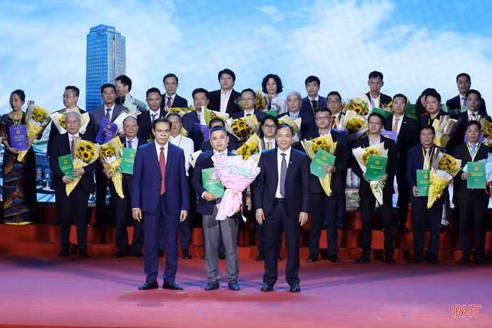 Lãnh đạo tỉnh Hà Tĩnh trao biên bản ghi nhớ hợp tác với các nhà đầu tư tại hội nghị công bố Quy hoạch tỉnh thời kỳ 2021-2030, tầm nhìn đến năm 2050 và xúc tiến đầu tư vào Hà Tĩnh. (Ảnh: Báo Hà Tĩnh)