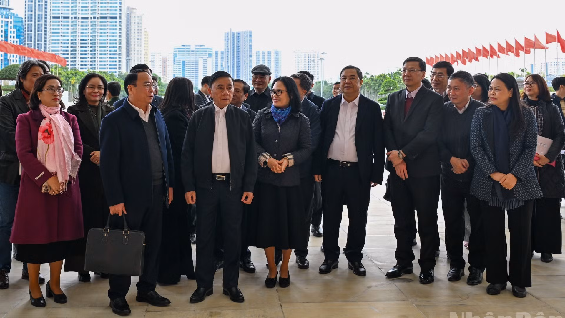 Thường trực Ban Bí thư Trần Cẩm Tú và các đại biểu kiểm tra công tác chuẩn bị Đại hội XIV của Đảng tại Trung tâm Hội nghị Quốc gia. (Ảnh: DUY LINH)