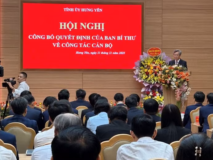 11-11-anh-le-ong-bo-quyet-dinh-dieu-dong-3.jpg