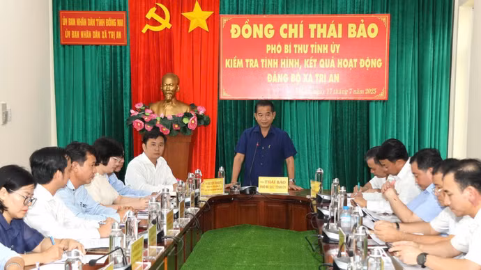 dong-chi-thai-bao-pho-bi-thu-tinh-uy-lam-viec-voi-dang-uy-xa-resize.jpg