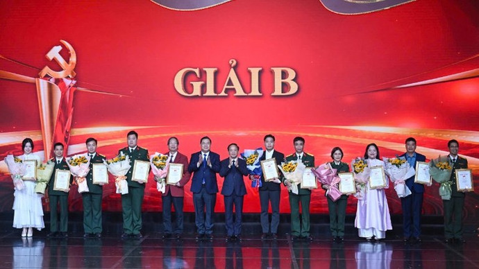 Đồng chí Trịnh Văn Quyết, Ủy viên Bộ Chính trị, Bí thư Trung ương Đảng, Trưởng Ban Tuyên giáo và Dân vận Trung ương và đồng chí Phạm Gia Túc, Ủy viên Bộ Chính trị, Bí thư Trung ương Đảng, Chánh Văn phòng Trung ương Đảng trao giải B tặng các tác giả, nhóm tác giả. (Ảnh: DUY LINH)
