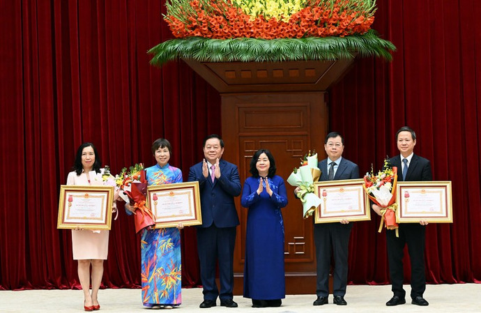 Chủ tịch Ủy ban Trung ương Mặt trận Tổ quốc Việt Nam Bùi Thị Minh Hoài và Chủ nhiệm Tổng cục Chính trị Quân đội nhân dân Việt Nam Nguyễn Trọng Nghĩa trao Huân chương Lao động hạng Nhì tặng các đơn vị có thành tích xuất sắc trong công tác tham mưu, tổ chức, phục vụ Đại hội XIV . (Ảnh: DUY LINH)