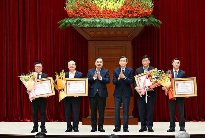Chánh Văn phòng Trung ương Đảng Phạm Gia Túc và Giám đốc Học viện Chính trị Quốc gia Hồ Chí Minh Đoàn Minh Huấn trao Huân chương Lao động hạng Ba tặng các đơn vị có thành tích xuất sắc, đột xuất trong công tác tham mưu, tổ chức, phục vụ Đại hội XIV . (Ảnh: DUY LINH)