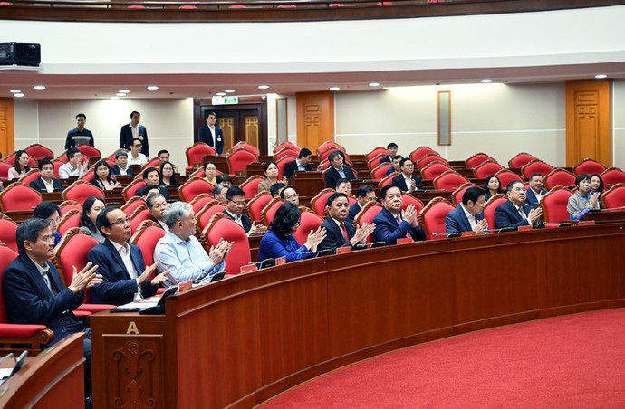 Thường trực Ban Bí thư Trần Cẩm Tú và các đồng chí lãnh đạo, nguyên lãnh đạo Đảng, Nhà nước và các đại biểu dự Hội nghị. (Ảnh: DUY LINH)