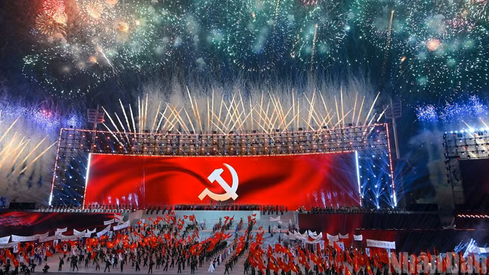 Tối 23/1, tại Sân vận động quốc gia Mỹ Đình (Thủ đô Hà Nội), diễn ra Chương trình nghệ thuật đặc biệt “Dưới lá cờ vẻ vang của Đảng” chào mừng thành công Đại hội đại biểu toàn quốc lần thứ XIV của Đảng Cộng sản Việt Nam, đồng thời kỷ niệm 96 năm Ngày thành lập Đảng (3/2/1930-3/2/2026). (ẢNH: ĐĂNG KHOA-THỦY NGUYÊN)