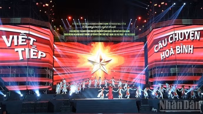 Tối 24/1, Tỉnh Hưng Yên tổ chức chương trình nghệ thuật đặc biệt chào mừng thành công Đại hội đại biểu toàn quốc lần thứ XIV của Đảng. (ẢNH: MAI TÚ)