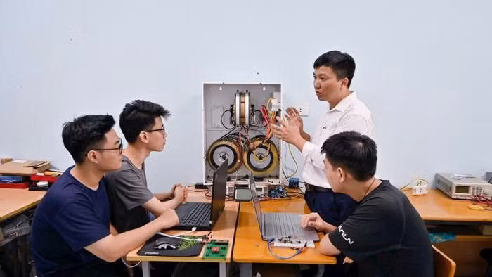 Tiến sĩ Nguyễn Trung Hiếu (áo trắng) – Trưởng khoa, Khoa Kỹ thuật Điện tử 1 của Học viện Công nghệ Bưu chính Viễn thông.