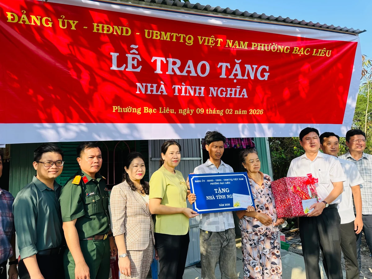 Đồng chí Tô Việt Thu (thứ tư, từ trái qua), Thường vụ Tỉnh ủy Cà Mau, Bí thư Đảng ủy phường Bạc Liêu và đồng chí Lê Việt Xô, Chủ tịch Ủy ban nhân phường trao nhà tình thương cho hộ nghèo dịp giáp Tết Bính Ngọ 2026. (Ảnh: TRỌNG DUY)