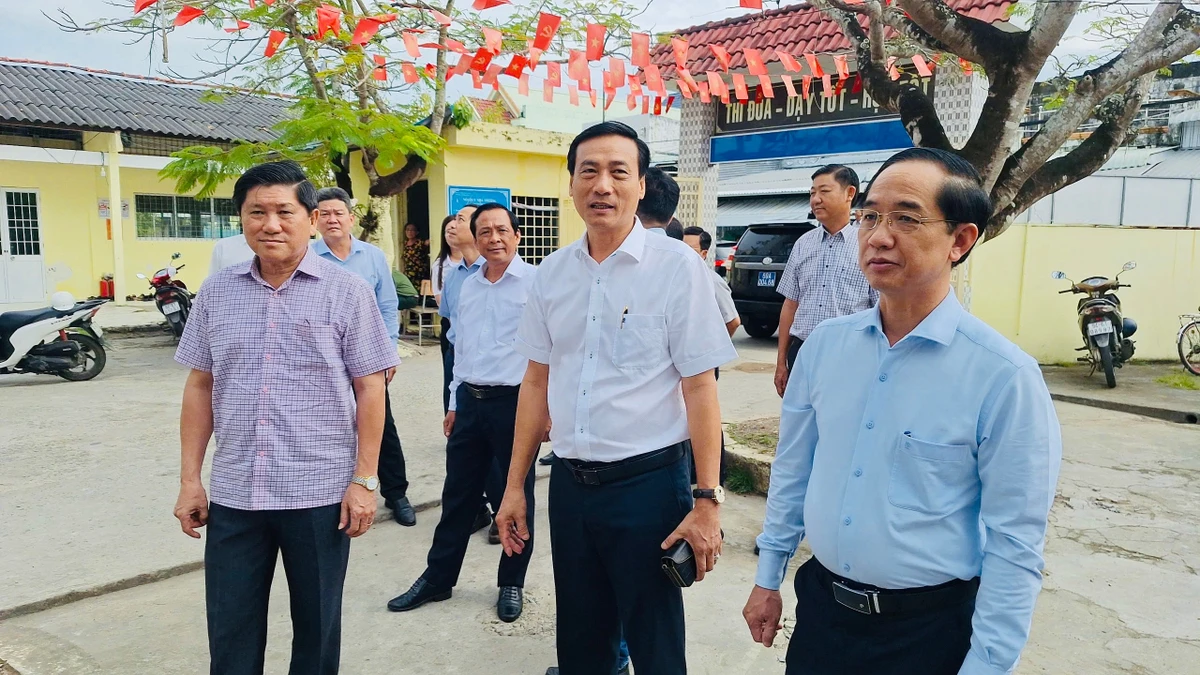 Đồng chí Hồ Thanh Thủy (bìa phải), Phó Bí thư Tỉnh ủy, Chủ tịch Ủy ban Mặt trận Tổ quốc Việt Nam tỉnh Cà Mau và đoàn công tác của Thường trực Tỉnh ủy đến thăm một số cơ sở giáo dục tại xã Hòa Bình. (Ảnh Hồng Đào).