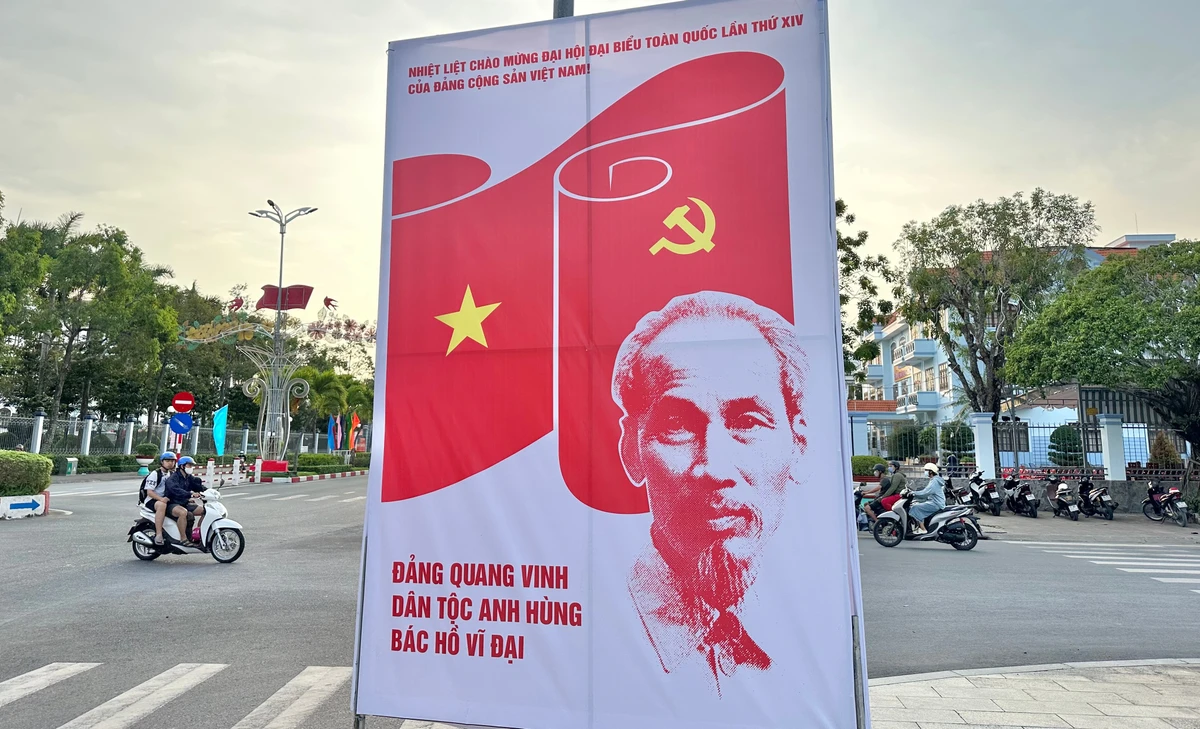 Các tuyến đường chính ở phường Bạc Liêu (tỉnh cà Mau) như đường Nguyễn Tất Thành, Trần Phú, Trần Huỳnh... được trang hoàng lộng lẫy, ảnh Bác Hồ trang trọng, cờ, băng rôn rực rỡ. (Ảnh: TRỌNG DUY)