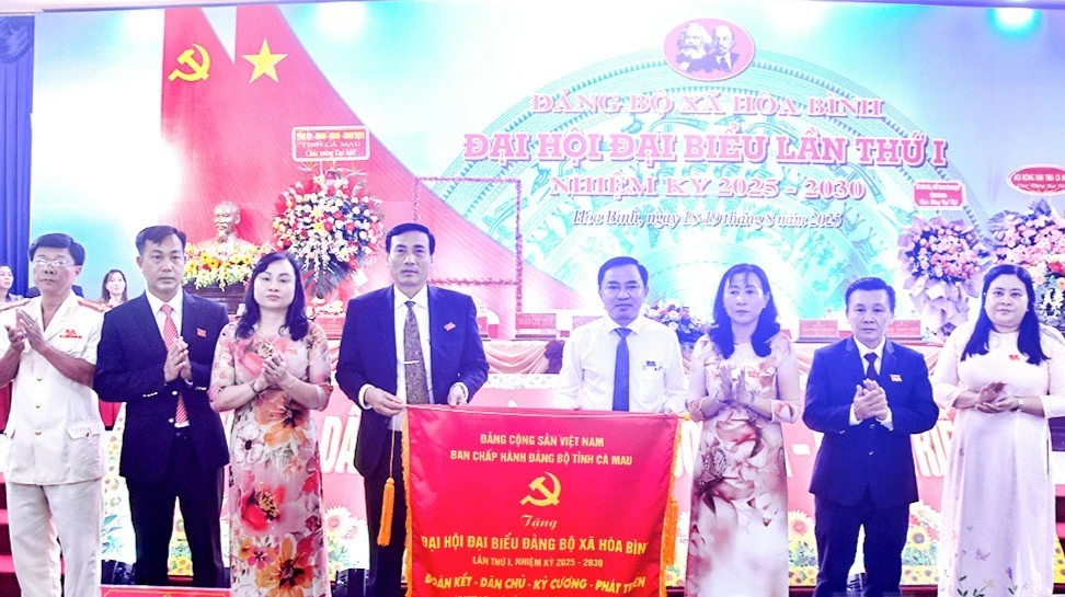 Đồng chí Phan Thanh Duy, Trưởng ban Tổ chức Tỉnh ủy Cà Mau trao bức trướng của Ban Chấp hành Đảng bộ tỉnh Cà Mau tặng Đảng bộ xã Hòa Bình, tại Đại hội Đảng bô xã lần thứ I, nhiệm kỳ 2025-2030.