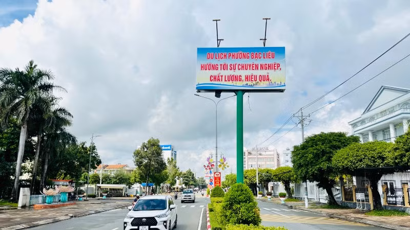 Tuyến đường Trần Huỳnh (phường Bạc Liêu, tỉnh Cà Mau) xanh-sạch-đẹp-văn minh. (Ảnh: TRỌNG DUY)