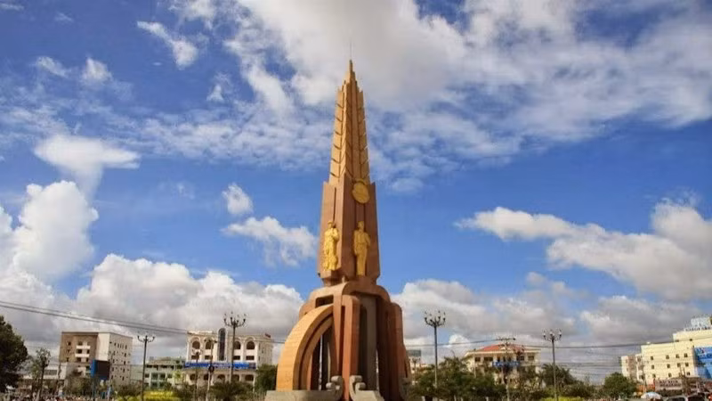 Tượng đài mang dáng hình cây đước vươn cao trên bầu trời tại trung tâm đô thị Cà Mau, được nhiều người đánh giá là một tượng đài đẹp, ý nghĩa. (Ảnh CTV)