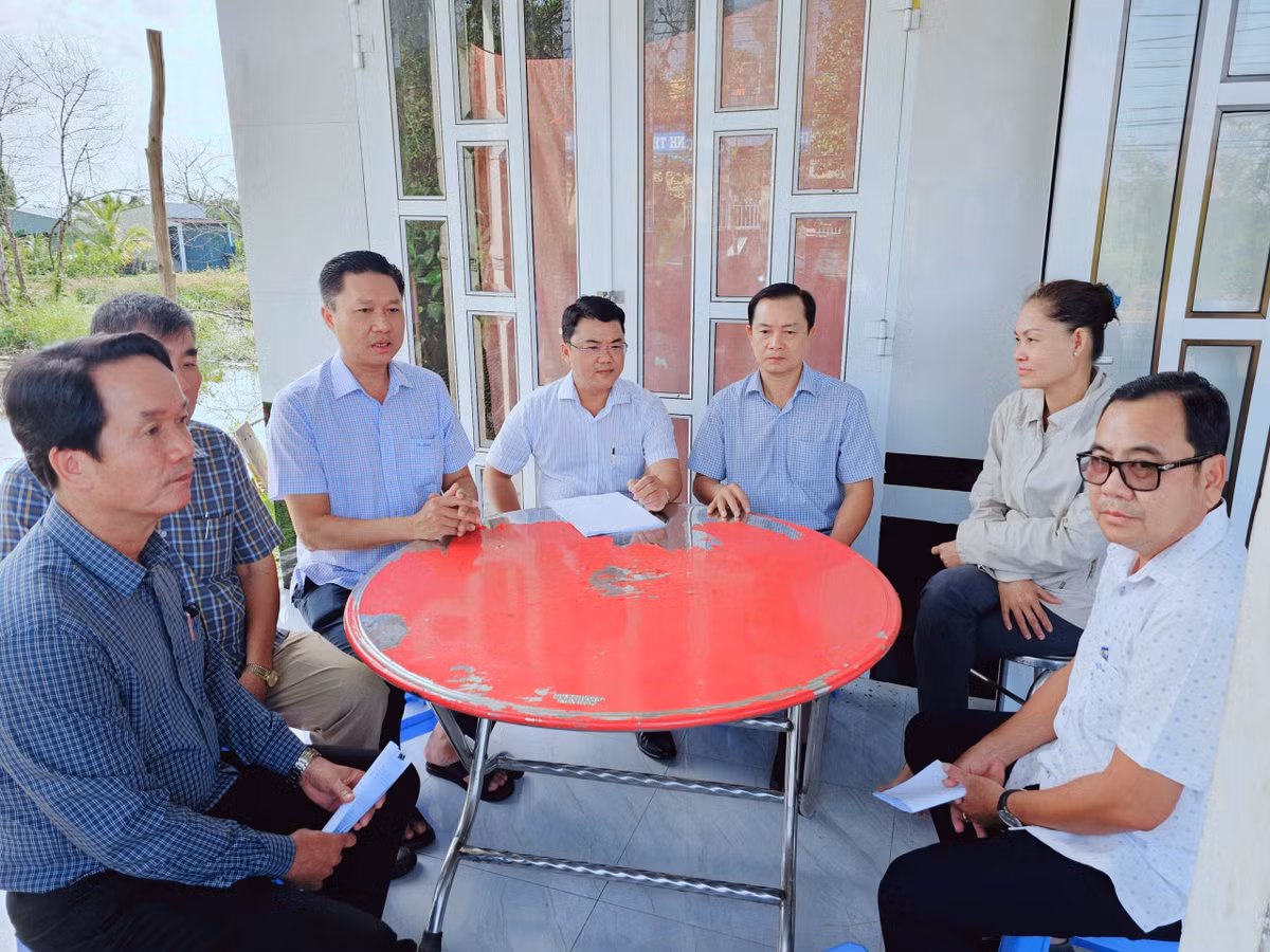 Đồng chí Bí thư Đảng ủy và Chủ tịch Ủy ban nhân dân phường Vĩnh Trạch (Cà Mau) trực tiếp đến tận nhà công dân giải quyết những thắc mắc, khiếu nại, đem lại hiệu quả cao, được nhân dân hoan nghênh. (Ảnh: TRỌNG DUY)
