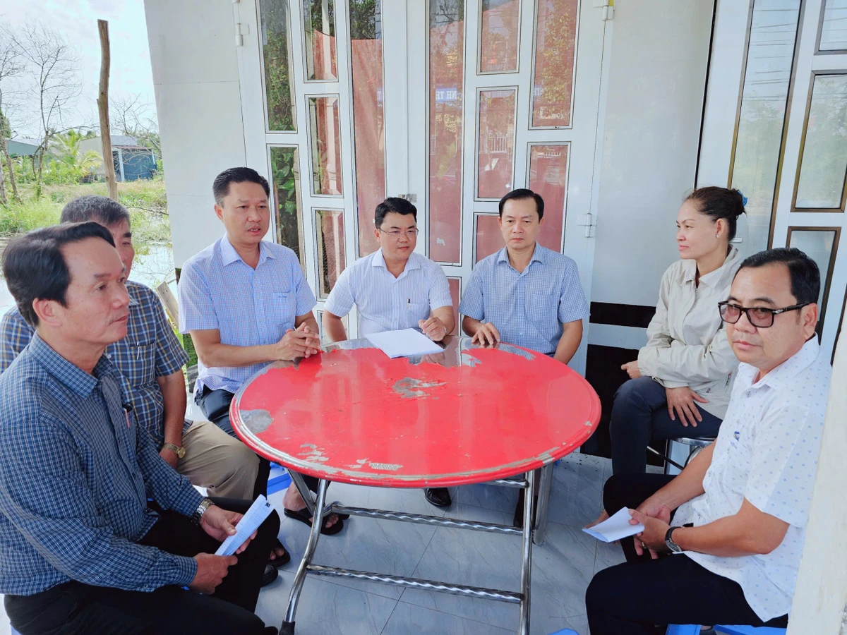 Đồng chí Bí thư Đảng ủy và Chủ tịch Ủy ban nhân dân phường Vĩnh Trạch (Cà Mau) trực tiếp đến tận nhà công dân giải quyết những thắc mắc, khiếu nại, đem lại hiệu quả cao, được nhân dân hoan nghênh. (Ảnh: TRỌNG DUY)