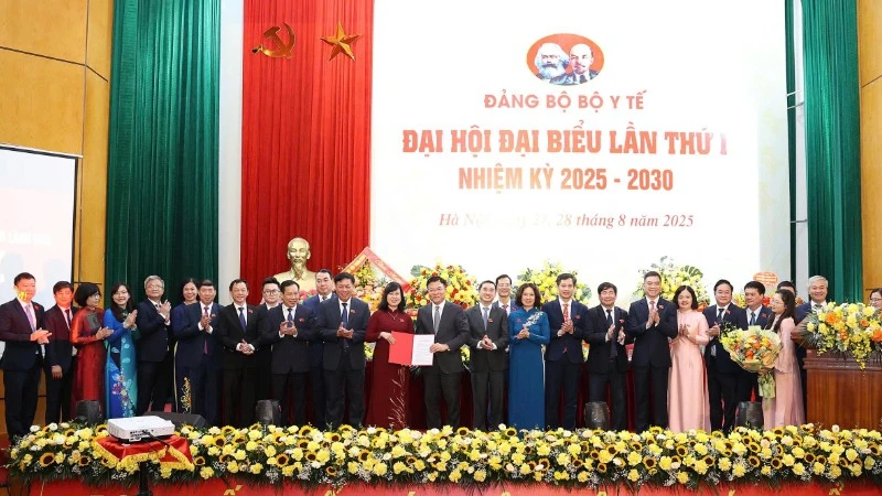 Phó Thủ tướng Lê Thành Long trao quyết định chỉ định Ban chấp hành Đảng bộ Bộ Y tế nhiệm kỳ 2025-2030. (Ảnh: Trần Minh)