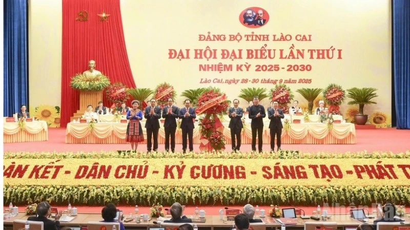 Đồng chí Lê Hoài Trung, thay mặt Bộ Chính trị tặng hoa chúc mừng Đại hội. (Ảnh: BÙI CÔNG HẢI)