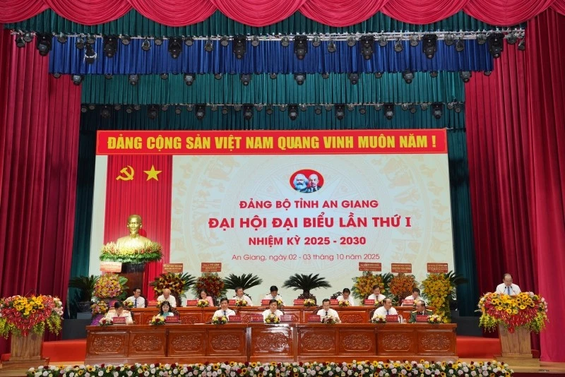Ban Chấp hành Đảng bộ tỉnh An Giang lần thứ I, nhiệm kỳ 2025-2030 ra mắt Đại hội.