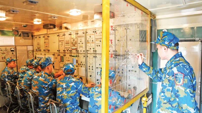 Các chiến sĩ Trung đoàn 64 thực hành huấn luyện các phương án tác chiến. (Ảnh THẾ ĐẠI)