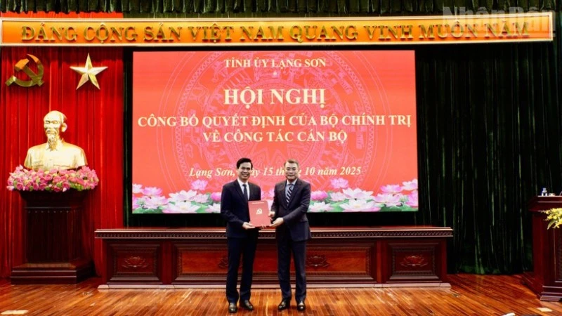 Đồng chí Lê Minh Hưng, Ủy viên Bộ Chính trị, Bí thư Trung ương Đảng, Trưởng ban Tổ chức Trung ương trao quyết định của Bộ Chính trị và tặng hoa chúc mừng đồng chí Hoàng Quốc Khánh.