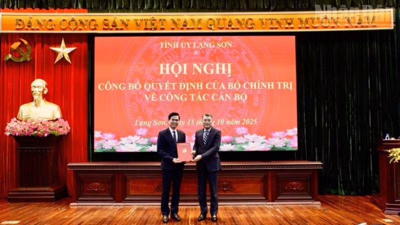 Đồng chí Lê Minh Hưng, Ủy viên Bộ Chính trị, Bí thư Trung ương Đảng, Trưởng ban Tổ chức Trung ương trao quyết định của Bộ Chính trị và tặng hoa chúc mừng đồng chí Hoàng Quốc Khánh.