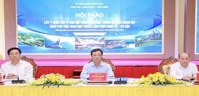 Chủ tịch Ủy ban nhân dân ba tỉnh Phú Thọ, Vĩnh Phúc và Hòa Bình chủ trì hội thảo.