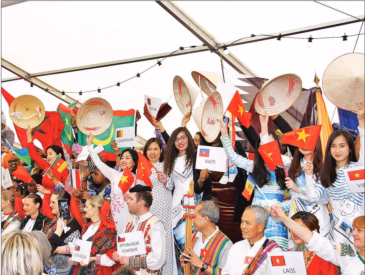 Kiều bào giới thiệu về văn hóa Việt Nam tại Ngày Quốc tế Pháp ngữ.