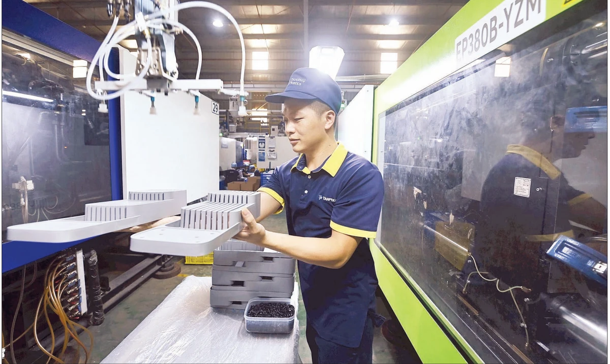 Sản xuất sản phẩm đồ nhựa xuất khẩu tại nhà máy của Công ty cổ phần Nhựa Tân Phú. (Ảnh: ĐĂNG ANH)