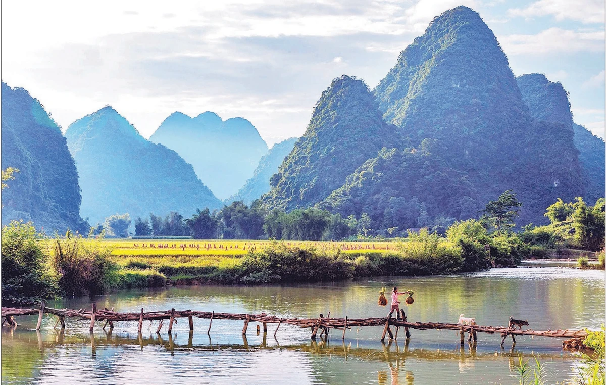 Với quần thể thiên nhiên tuyệt đẹp, suối, thác đẹp như tranh vẽ, vùng đất Cao Bằng đang trở thành điểm đến thu hút đông khách du lịch. (Ảnh: ĐĂNG ANH)