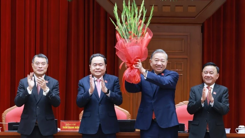Ban Chấp hành Trung ương Đảng khóa XIV thống nhất tuyệt đối bầu đồng chí Tô Lâm tiếp tục giữ chức Tổng Bí thư. (Ảnh: TTXVN)