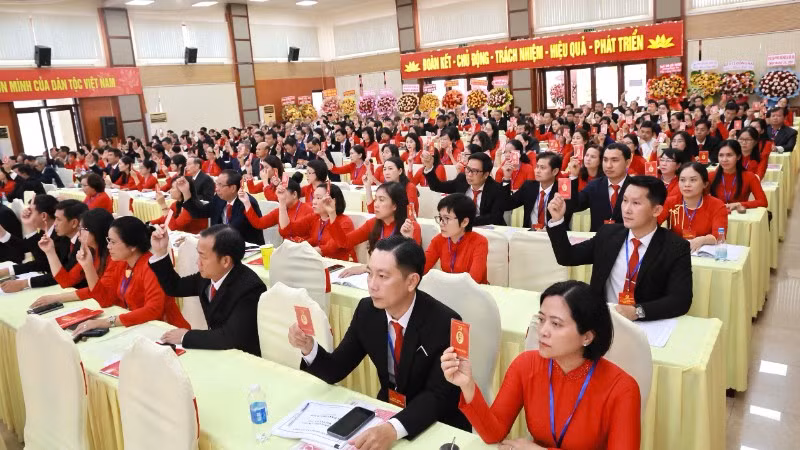 Các đại biểu tham gia biểu quyết tại Đại hội đại biểu Đảng bộ phường Trấn Biên, nhiệm kỳ 2025-2030.