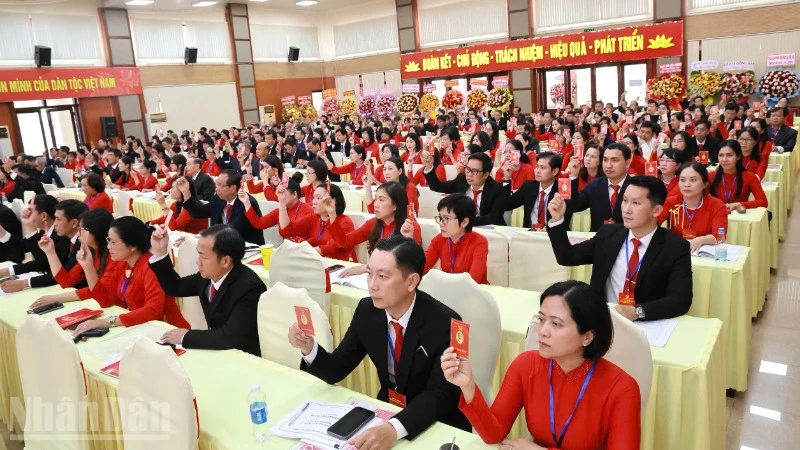 Các đại biểu tham gia biểu quyết tại Đại hội đại biểu Đảng bộ phường Trấn Biên, nhiệm kỳ 2025-2030.