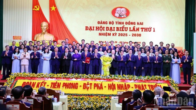 Đồng chí Phan Đình Trạc và các đồng chí nguyên lãnh đạo Đảng, Nhà nước chúc mừng Ban Chấp hành Đảng bộ tỉnh Đồng Nai nhiệm kỳ 2025-2030 ra mắt.