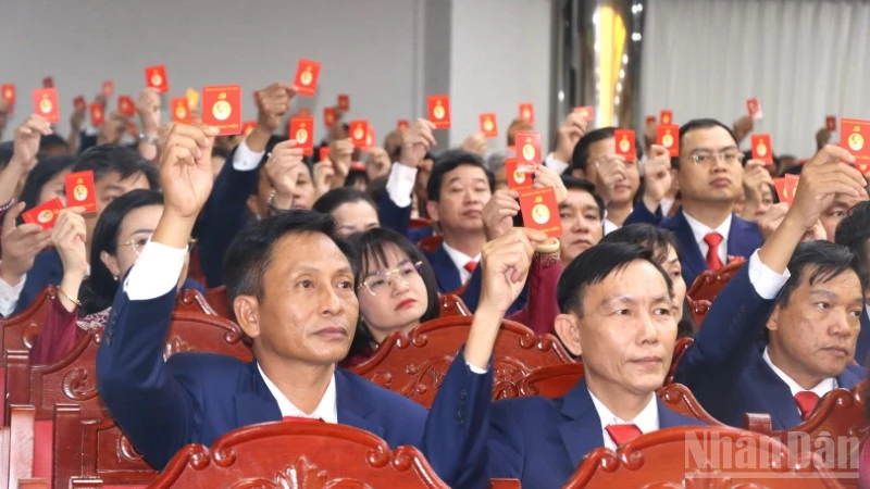 Các đại biểu tham gia biểu quyết thông qua Nghị quyết tại phiên bế mạc.