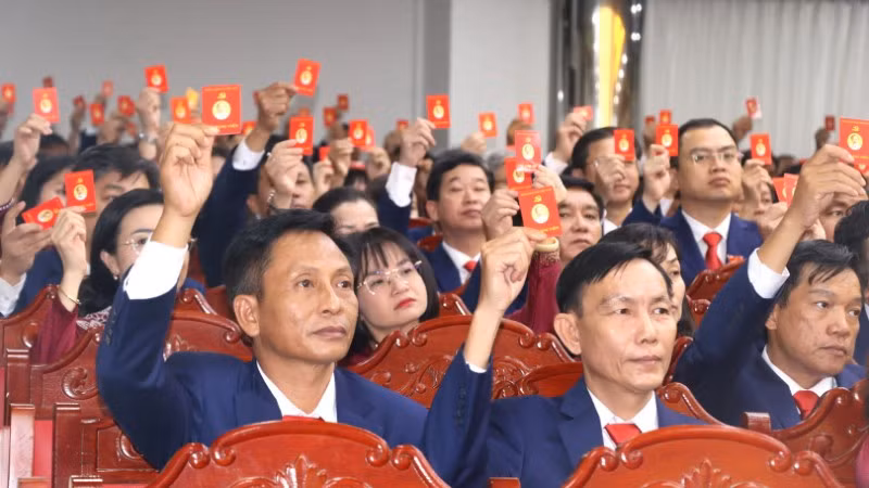 Các đại biểu tham gia biểu quyết thông qua Nghị quyết tại phiên bế mạc.