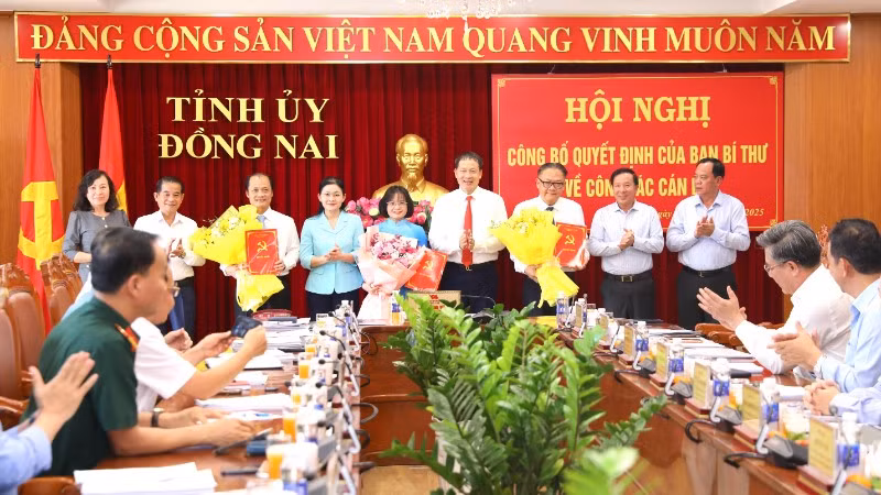 Các đồng chí trong tập thể Thường trực Tỉnh ủy Đồng Nai chúc mừng 3 đồng chí được chỉ định Ủy viên Ban Thường vụ Tỉnh ủy.