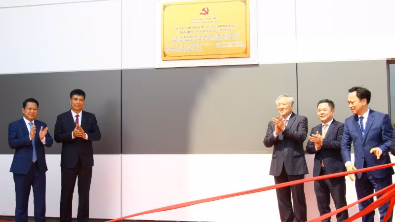 Phó Thủ tướng Thường trực Chính phủ Nguyễn Hòa Bình cùng các đại biểu chúc mừng Lễ gắn biển công trình chào mừng Đại hội đại biểu toàn quốc lần thứ XIV của Đảng tại dự án thành phần 2.