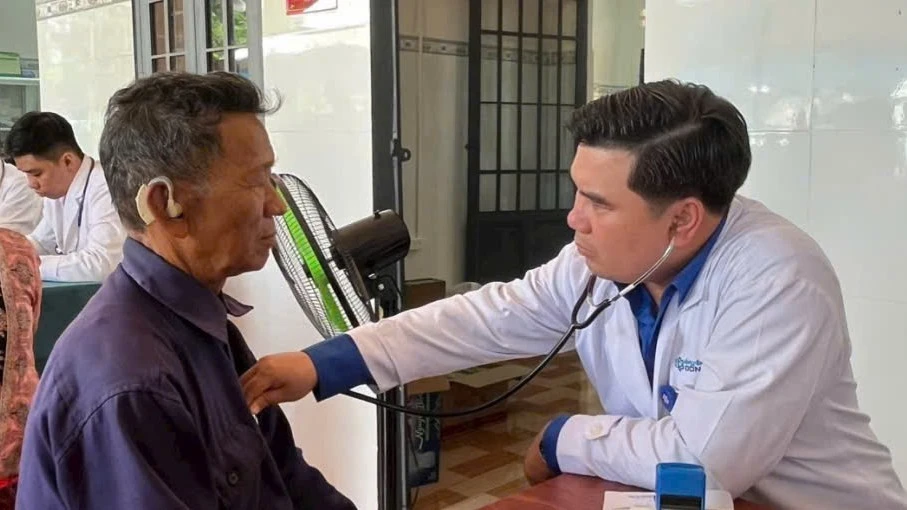 Bác sĩ Bệnh viện đa khoa Đồng Nai khám bệnh người dân.