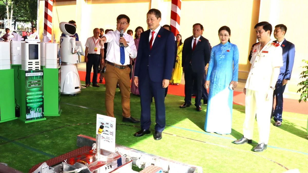 Lãnh đạo tỉnh Đồng Nai tham quan gian trưng bày thành tựu khoa học công nghệ tại Đại hội Đảng bộ tỉnh lần thứ I.