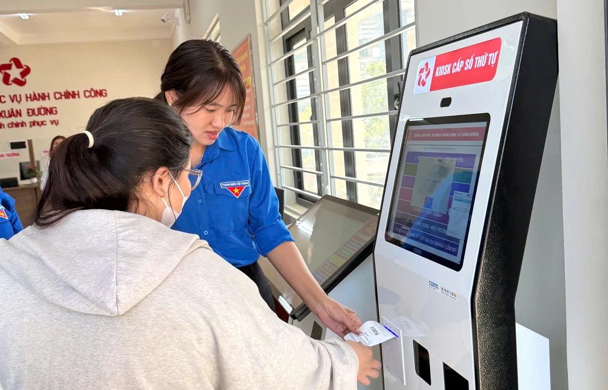 Đoàn viên xã Xuân Đường hướng dẫn người dân làm thủ tục tại Trung tâm Phục vụ hành chính công xã.