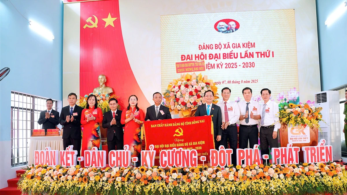 Đại diện Ban Thường vụ Tỉnh ủy Đồng Nai tặng bức trướng chúc mừng Đại hội Đảng bộ xã Gia Kiệm lần thứ I.