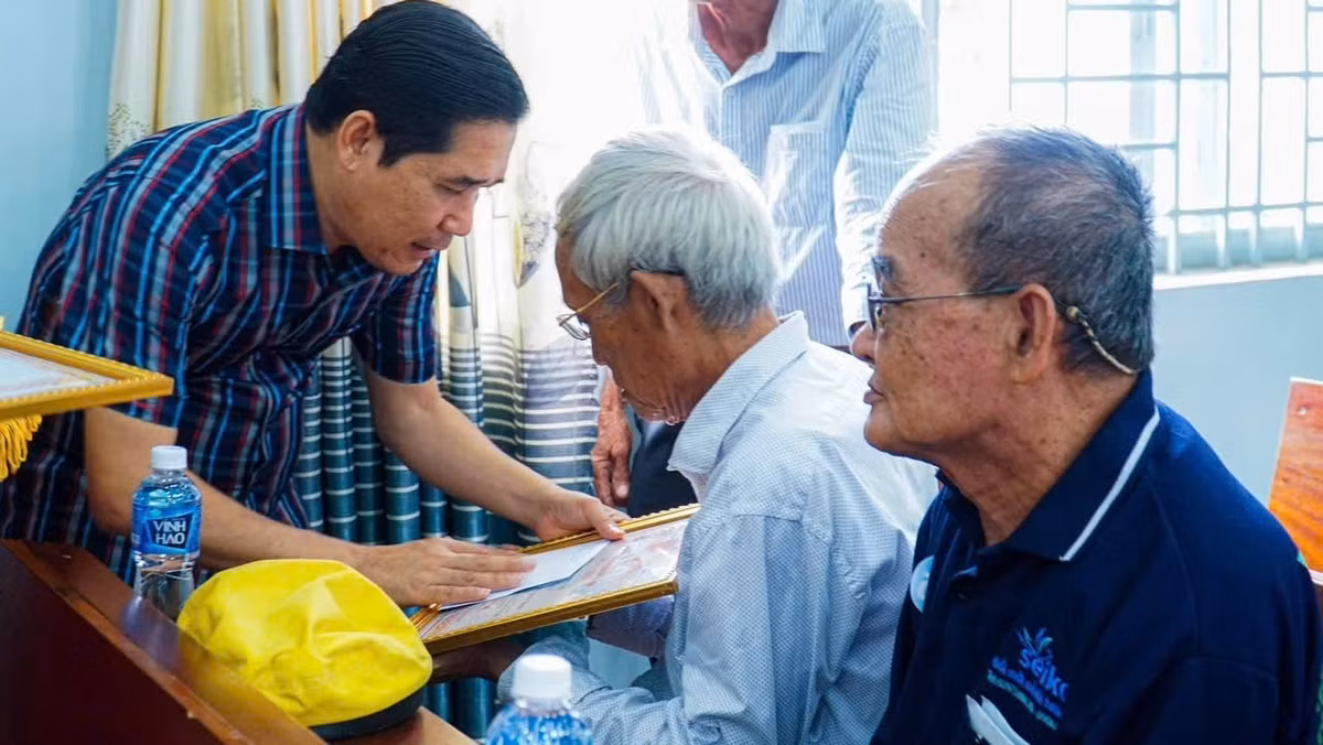 Lãnh đạo xã Tân Phú tặng quà cho người có công với cách mạng.
