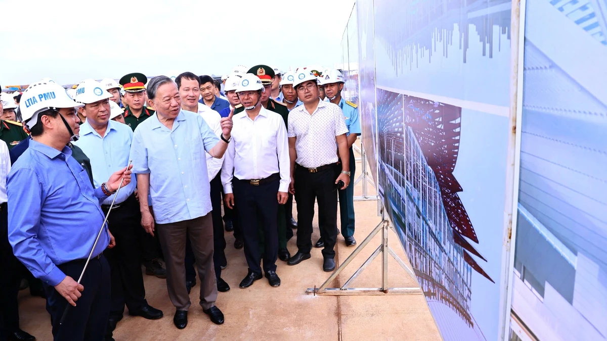 Đồng chí Tổng Bí thư Tô Lâm kiểm tra tại công trường Dự án Cảng hàng không quốc tế Long Thành ngày 13/11/2025. (Ảnh: Công Nghĩa)
