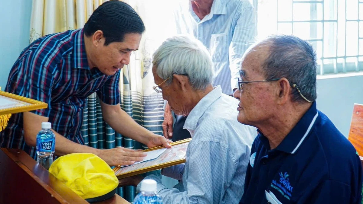 Lãnh đạo xã Tân Phú tặng quà cho người có công với cách mạng.